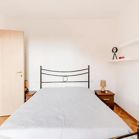 With Private Garden And Air Conditioning 아파트 카스텔사르도